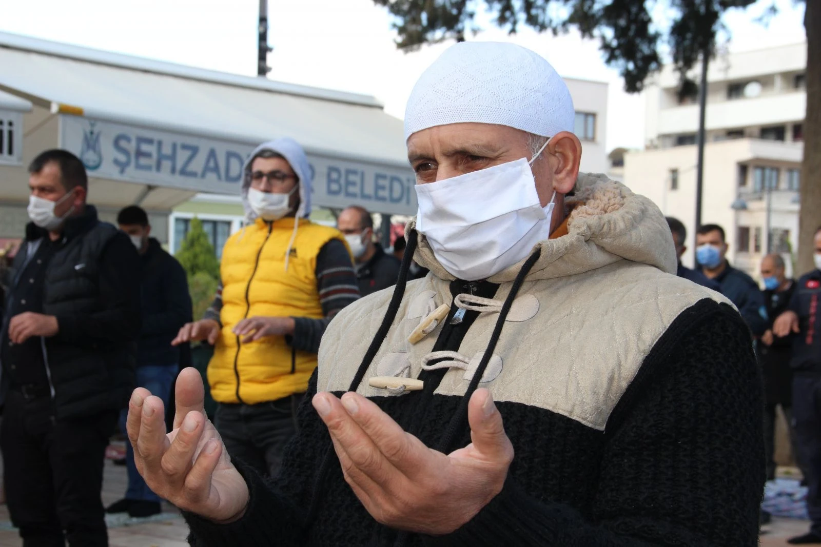 Cuma namazı öncesi yağmur duasına çıktılar