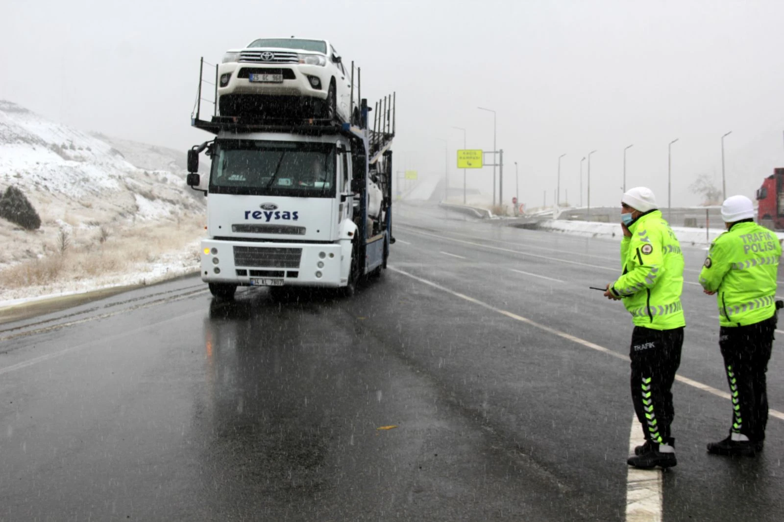 Adeta 'kara kış' bastırdı! Sıcaklık sıfırın altına düştü, sürücüler zor anlar yaşadı
