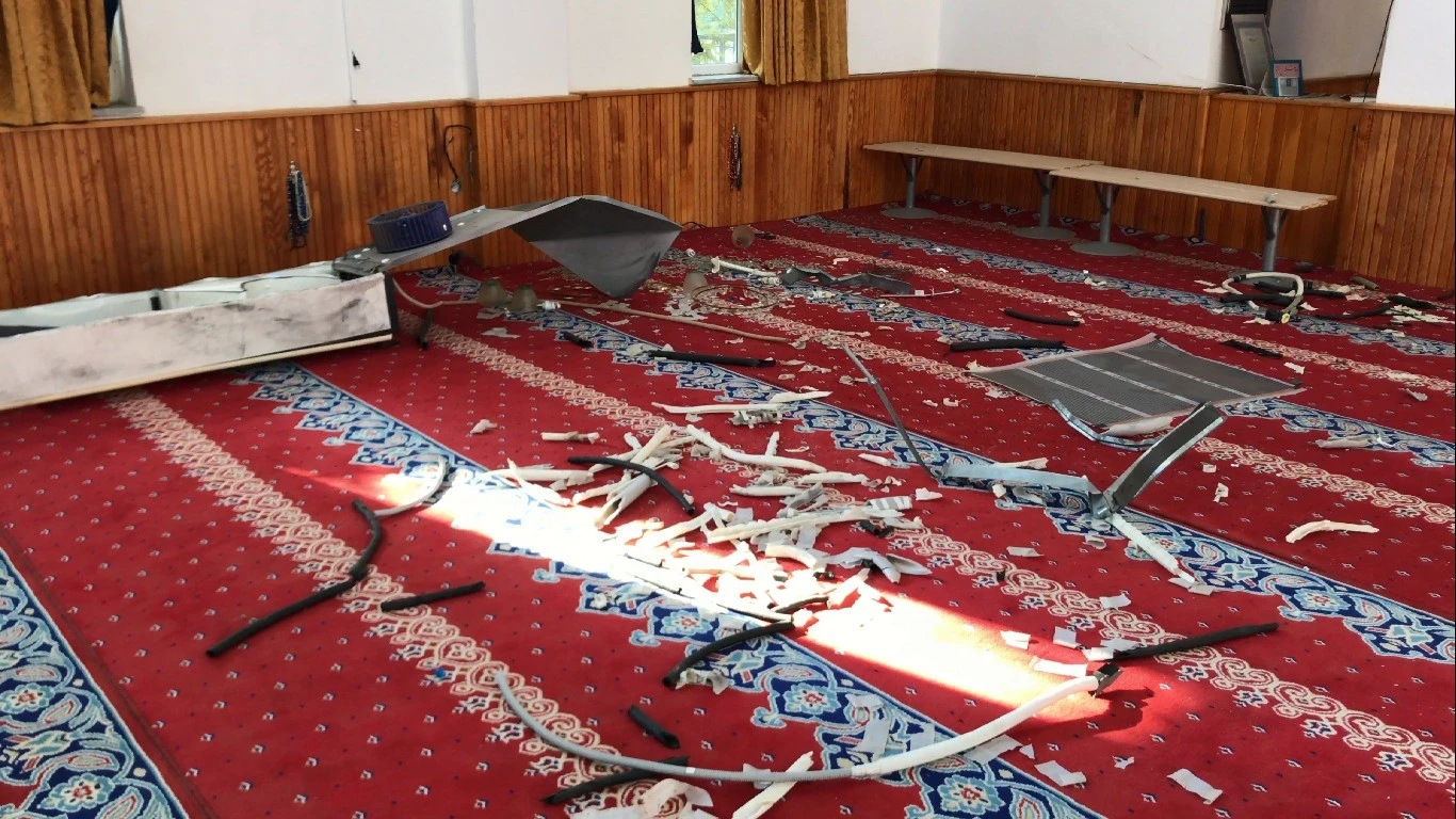 Heyelan nedeniyle, ibadete kapatılan camiyi hırsızlar talan etti