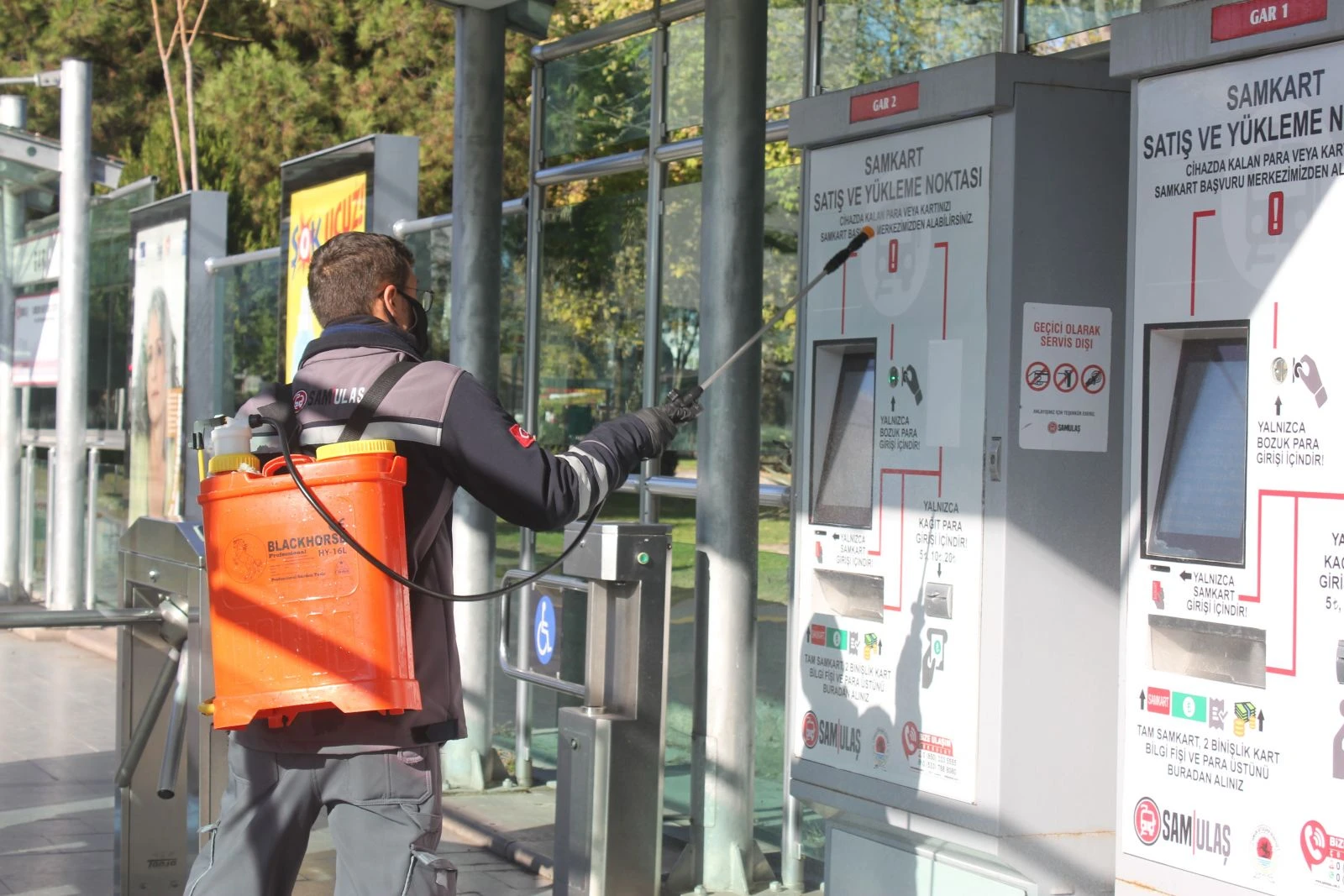 Korona riskli vatandaş tramvaya binerken yakalandı