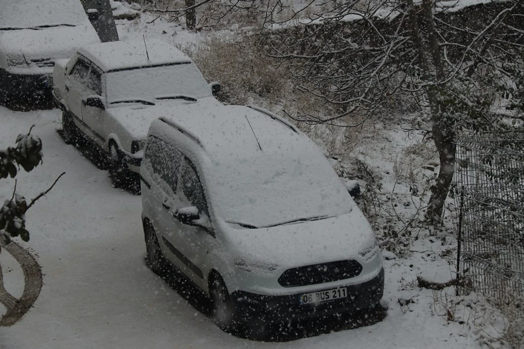 Bitlis’e mevsimin ilk karı yağdı