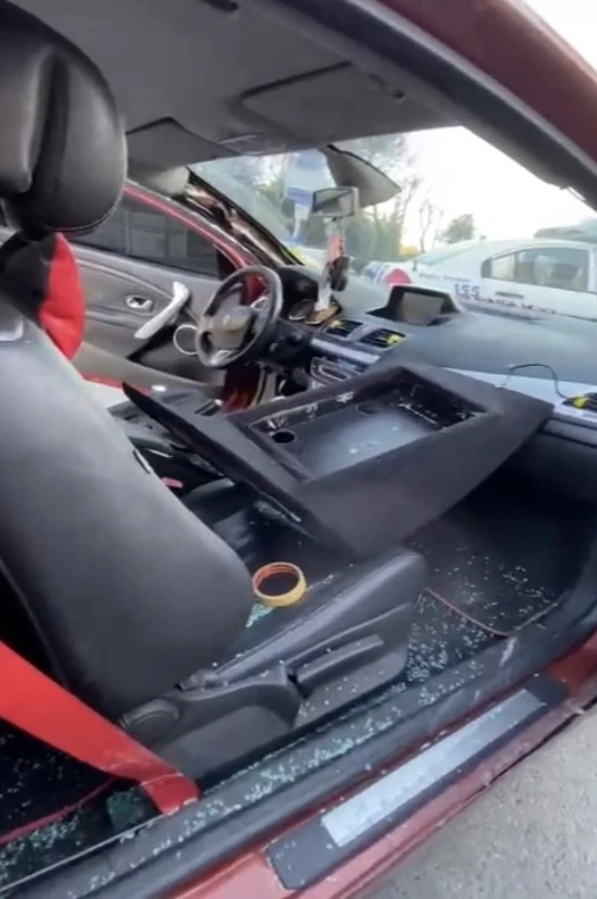 İstanbul’da otomobilin camlarını kırıp ses sistemini çalan hırsızlar kamerada