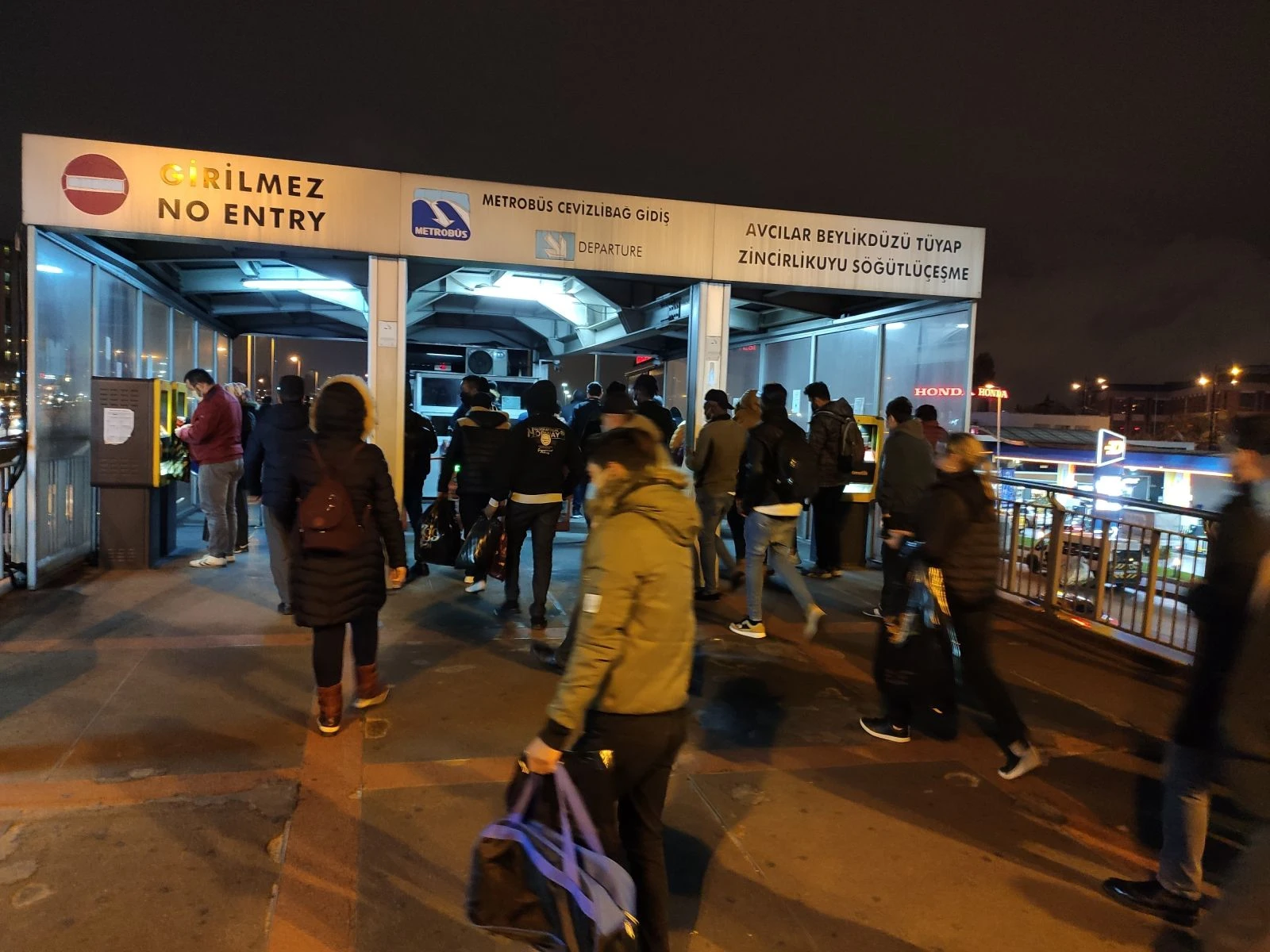 Kısıtlamaya 1 saat kala insan ve araç yoğunluğu arttı