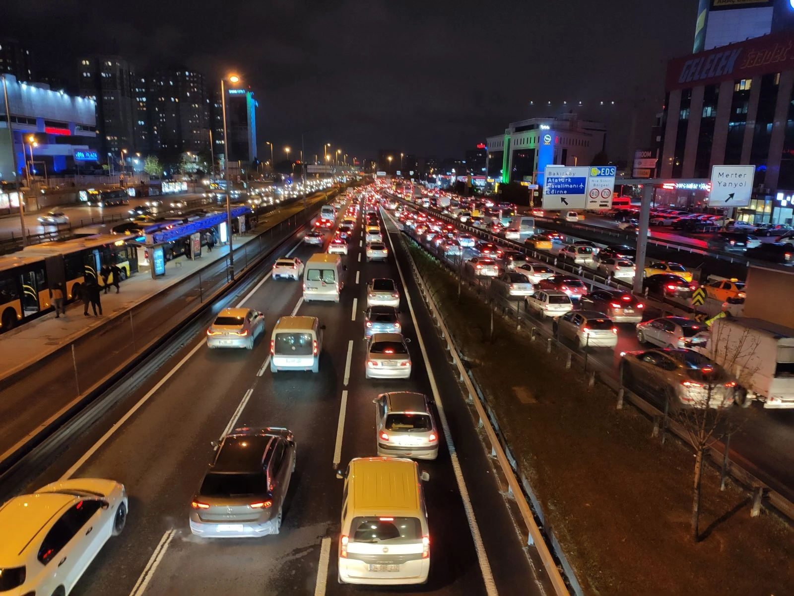 Kısıtlamaya 1 saat kala insan ve araç yoğunluğu arttı