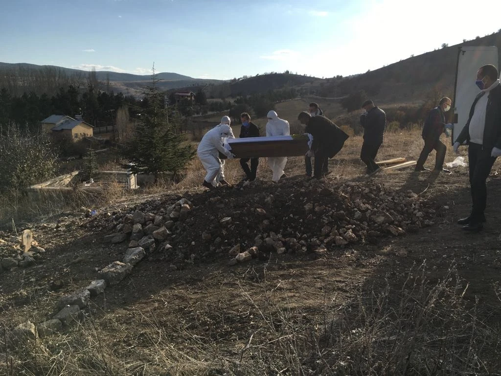 Karnındaki bebeği ile korona virüse yenik düştü