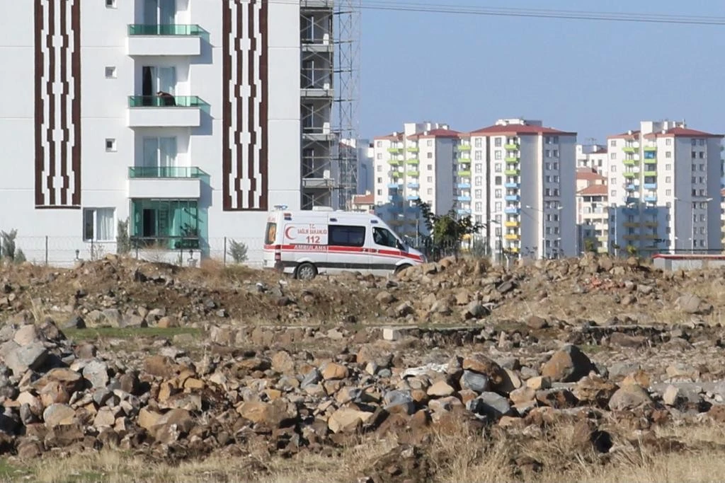 İnşaat işçileri beton blok altında kaldı