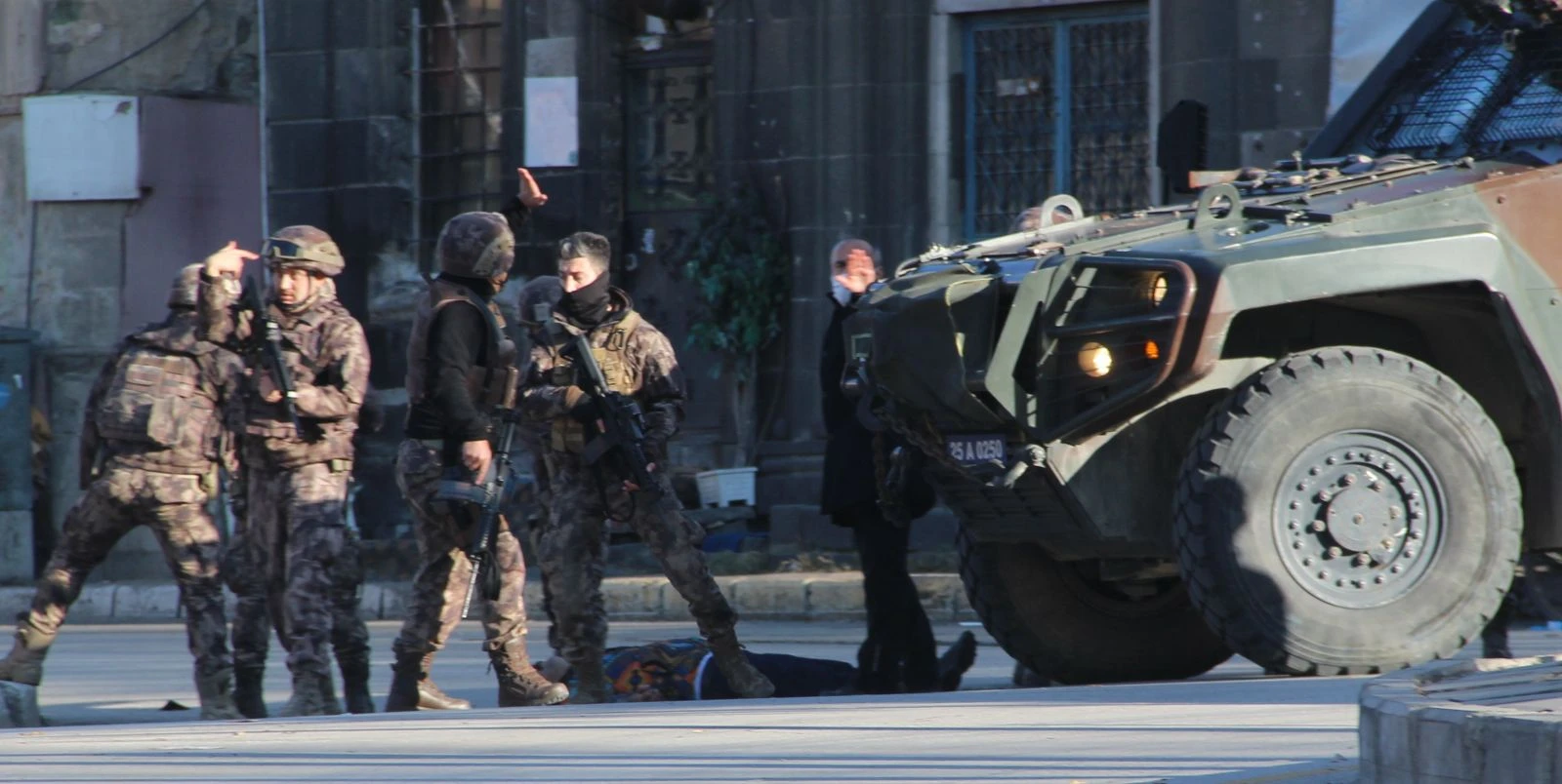 Eşi ve iki kızını öldürüp, intihar etmek istedi