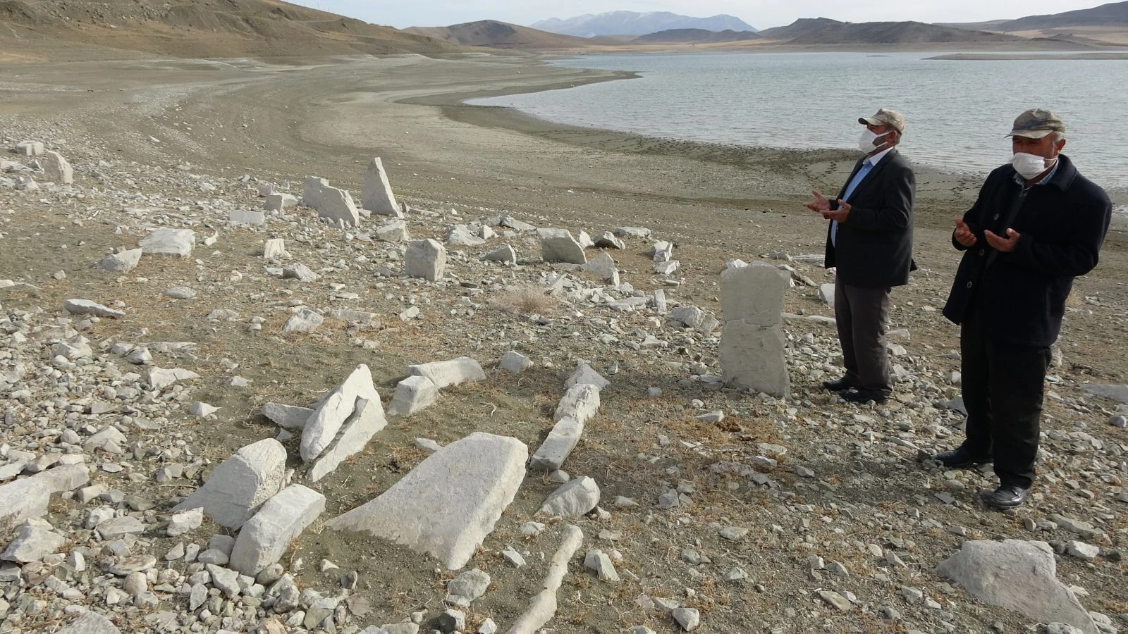 Yüzmeye korktukları barajın üzerinde yürüyorlar