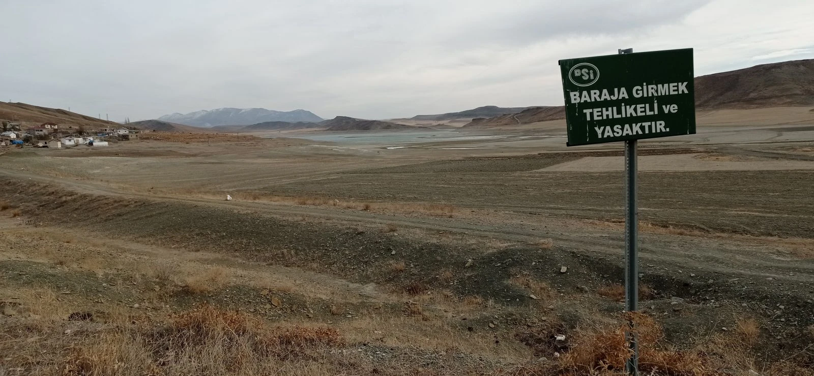 Yüzmeye korktukları barajın üzerinde yürüyorlar