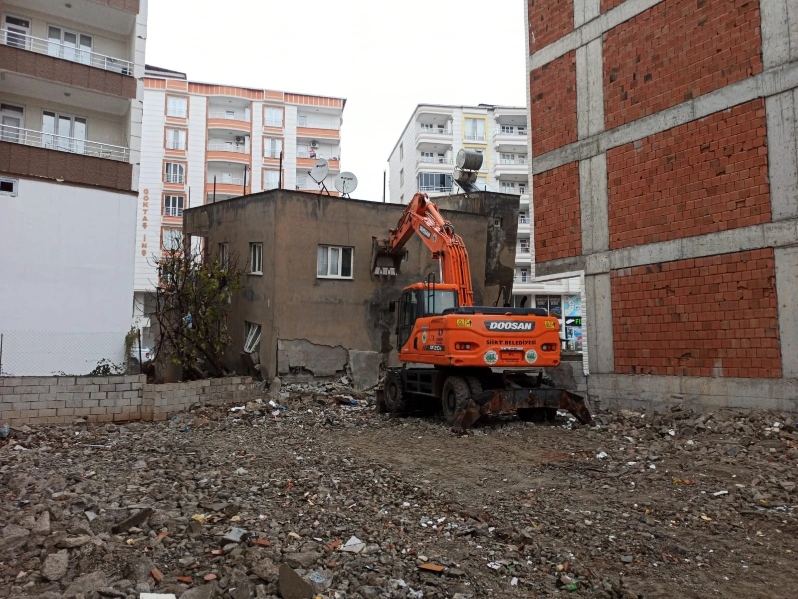 Siirt'te çökme tehlikesi yaşayan bina