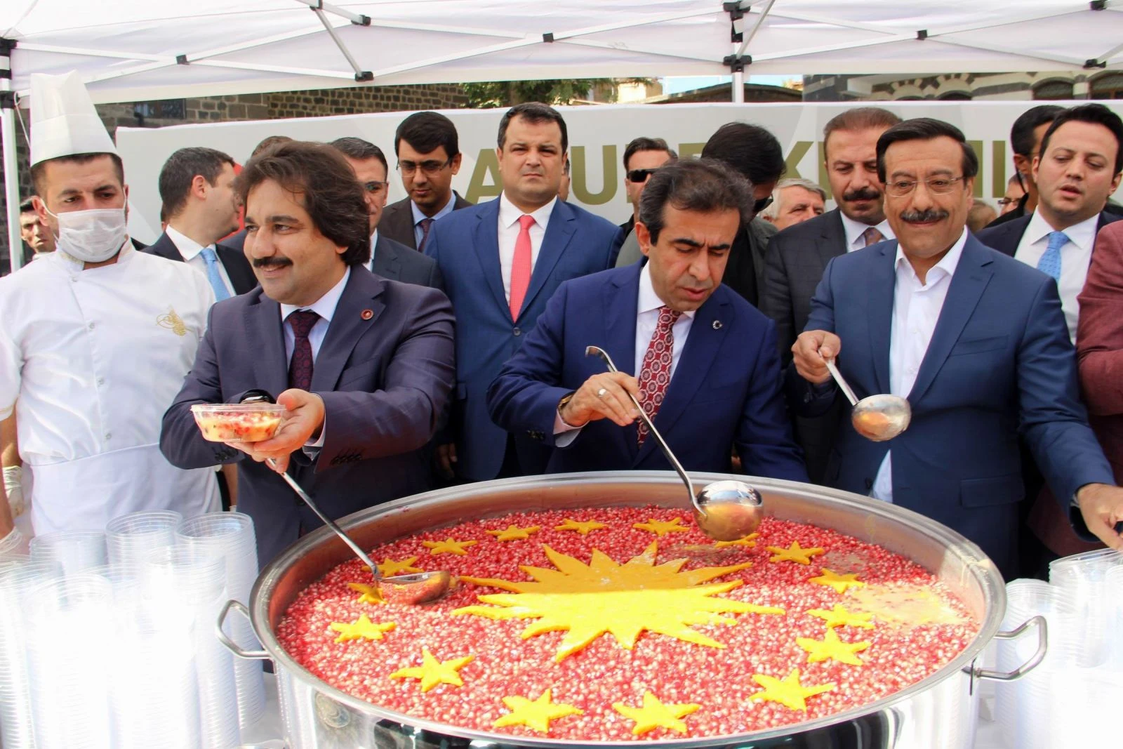 Cumhurbaşkanlığı, Diyarbakır’da aşure dağıttı