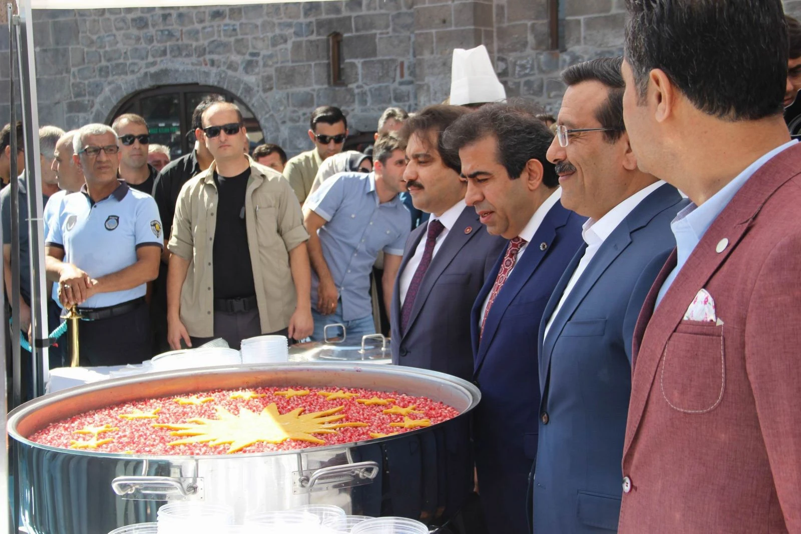 Cumhurbaşkanlığı, Diyarbakır’da aşure dağıttı