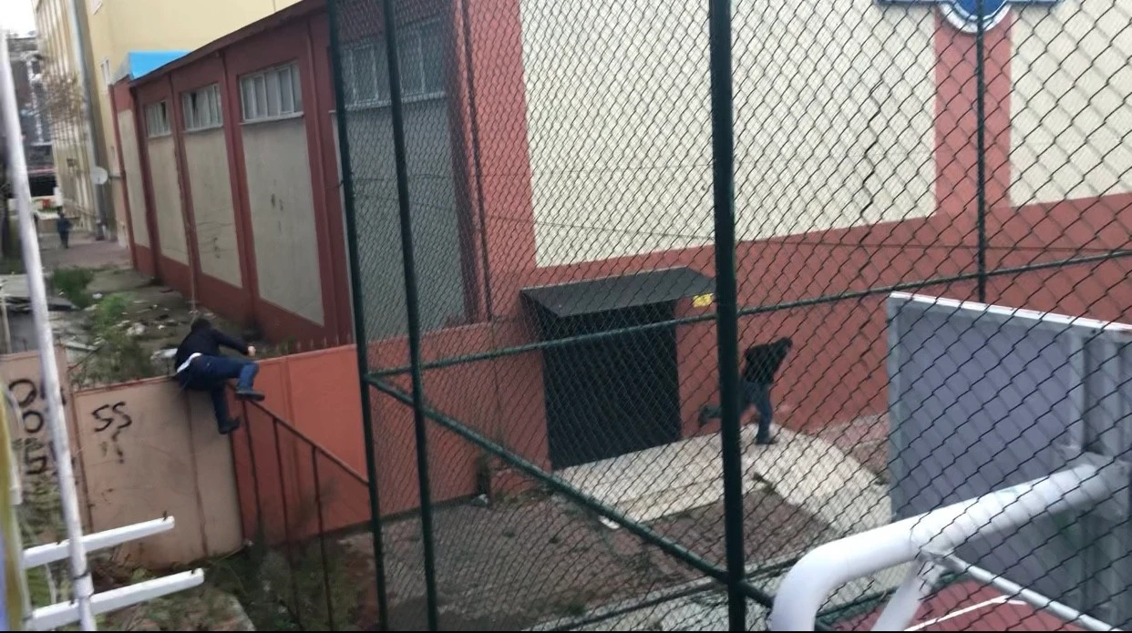 Okey masasında basıldılar ikinci kattan atlayıp düz duvara tırmandılar