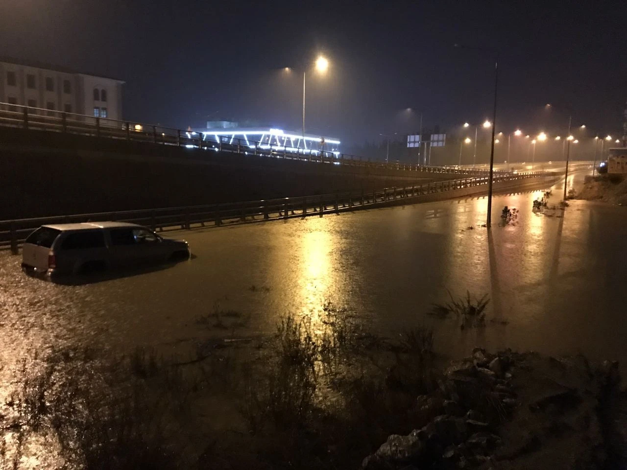 Kuşadası’nda sağanak yağış etkili oldu