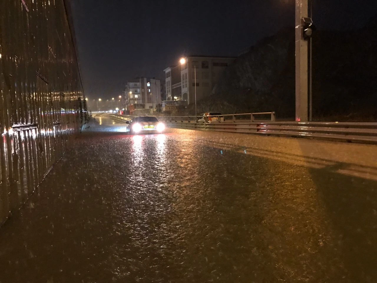 Kuşadası’nda sağanak yağış etkili oldu