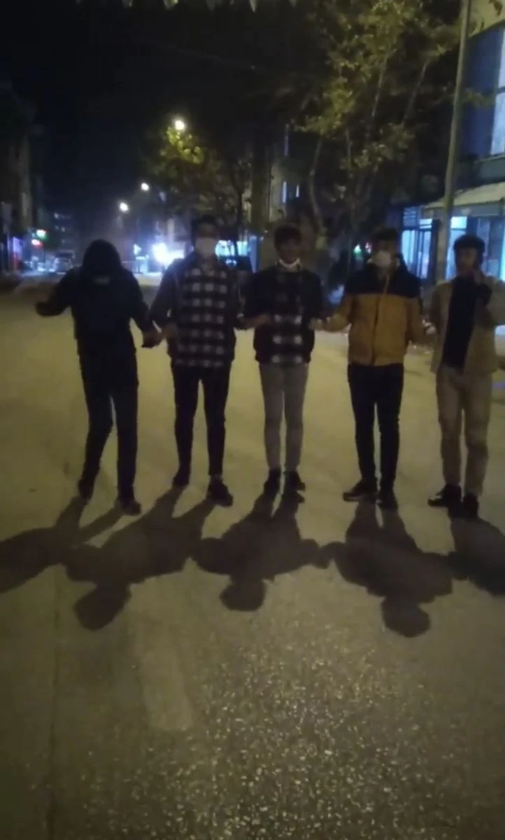 Sosyal medya düşkünlüğü ne kısıtlama ne de mesafe tanıdı