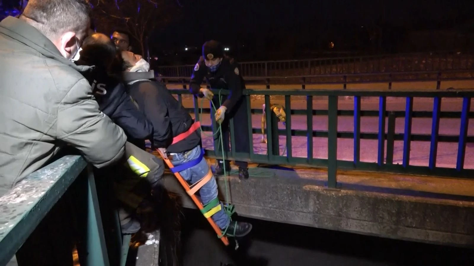 Telefon sevdasına dereye düştü, ayağını kırdı