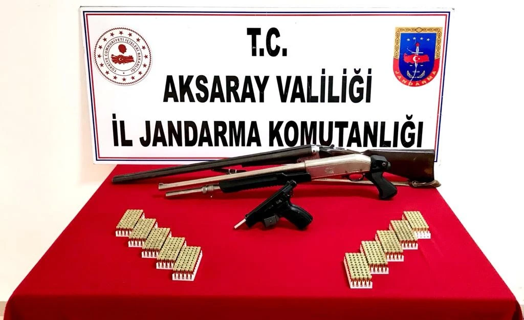 Üç çocuğuna tüfek ve silahla atış talimi yaptırdı