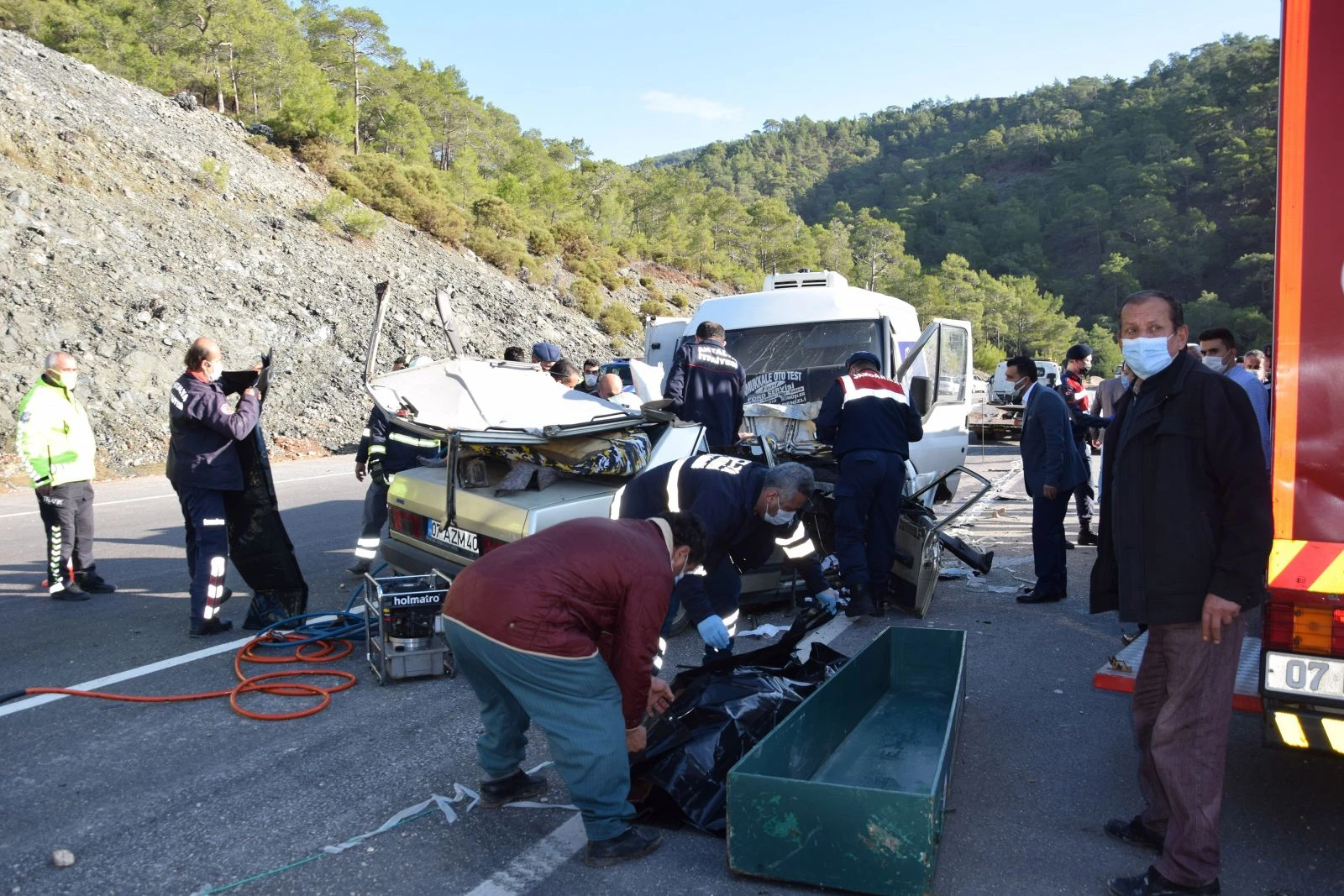 Antalya'da feci kaza: 2 ölü, 1 yaralı