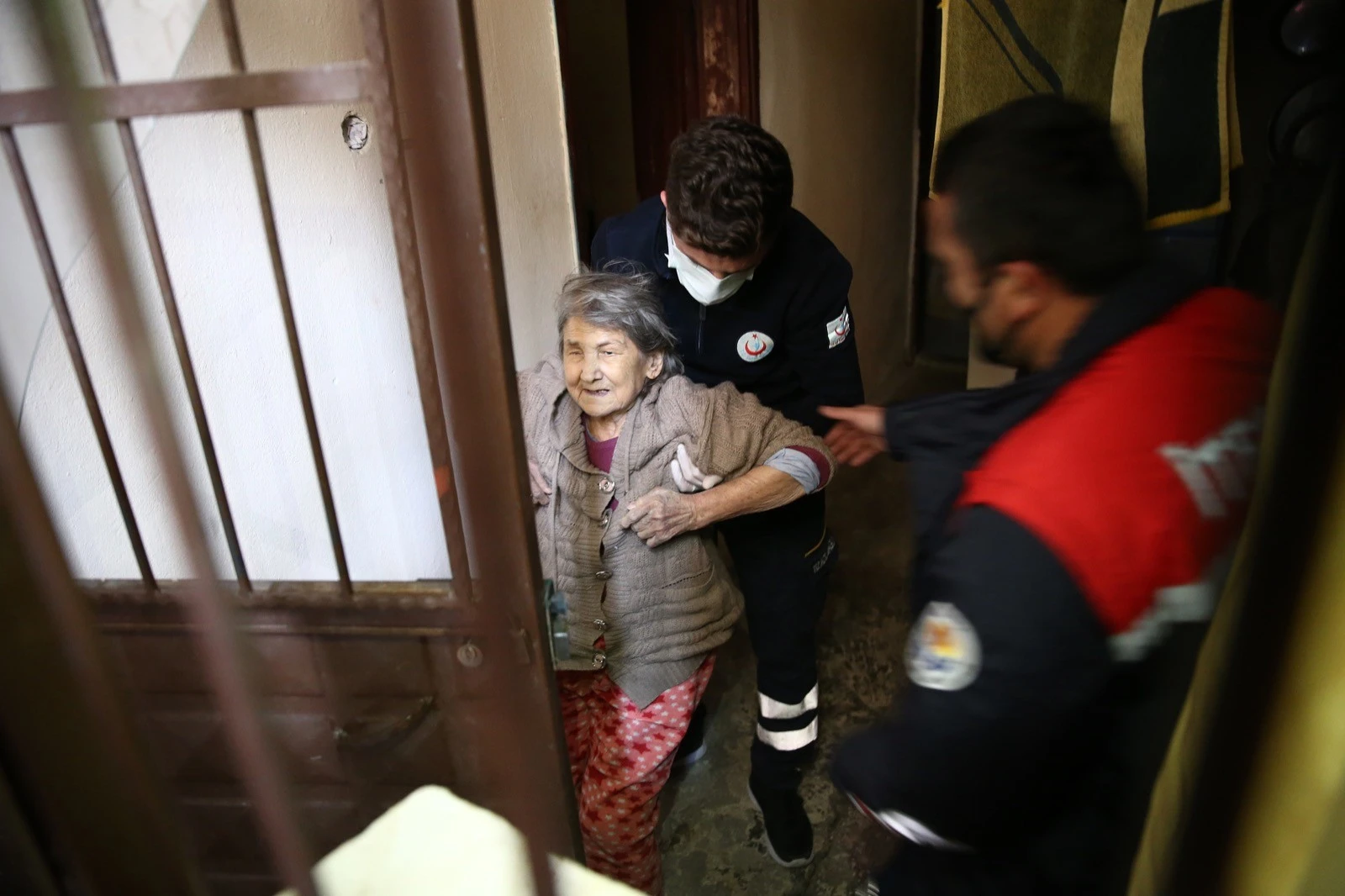 Görme engelli yaşlı kadını Can-Kur ekipleri kurtardı