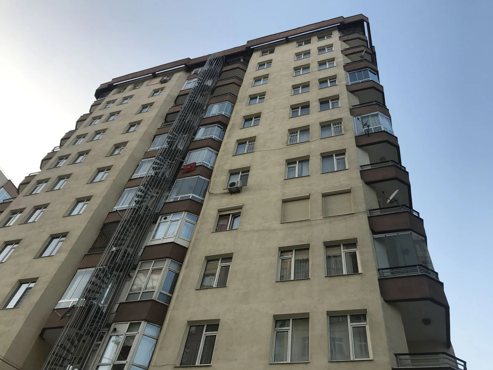 Pencereyi kapatmak isterken canından oldu