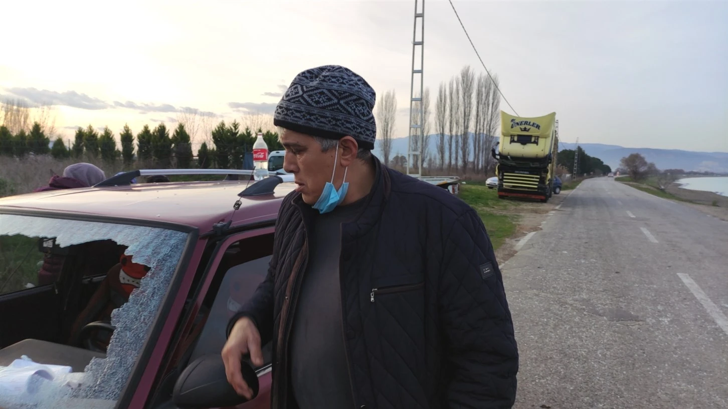 Arızalanan kamyonun şoförüne otomobil çarptı