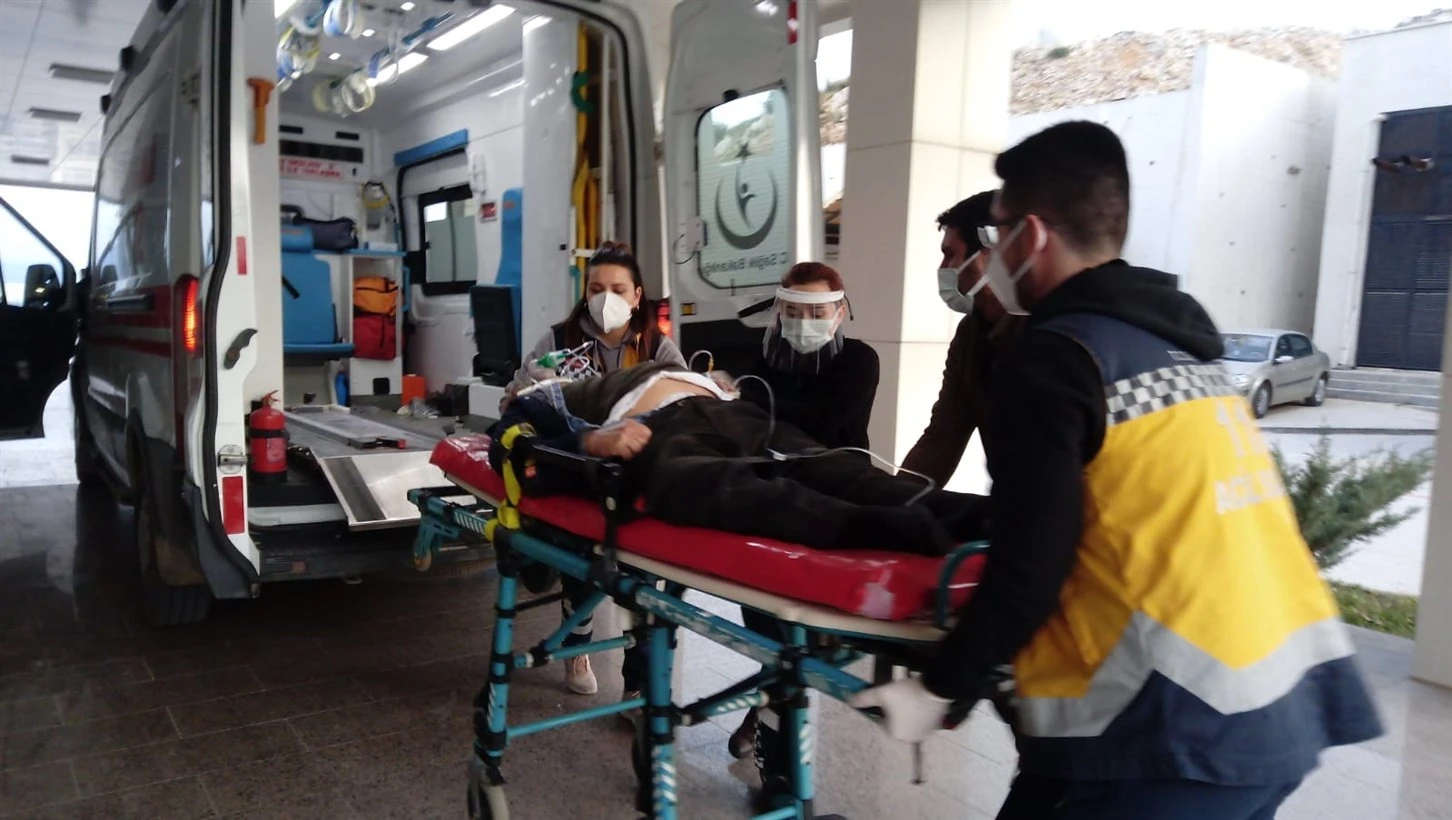 Arızalanan kamyonun şoförüne otomobil çarptı