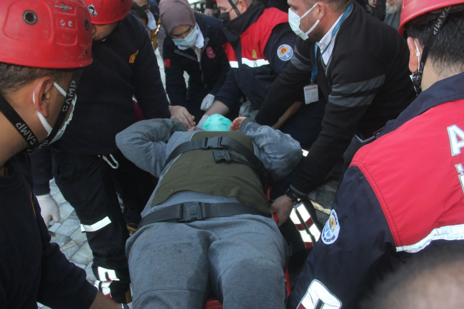 Hamile kadın kanalizasyona düştü