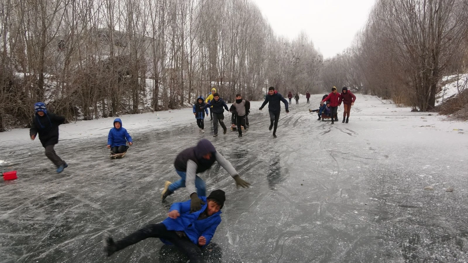 Çocukların donan derede kızak keyfi