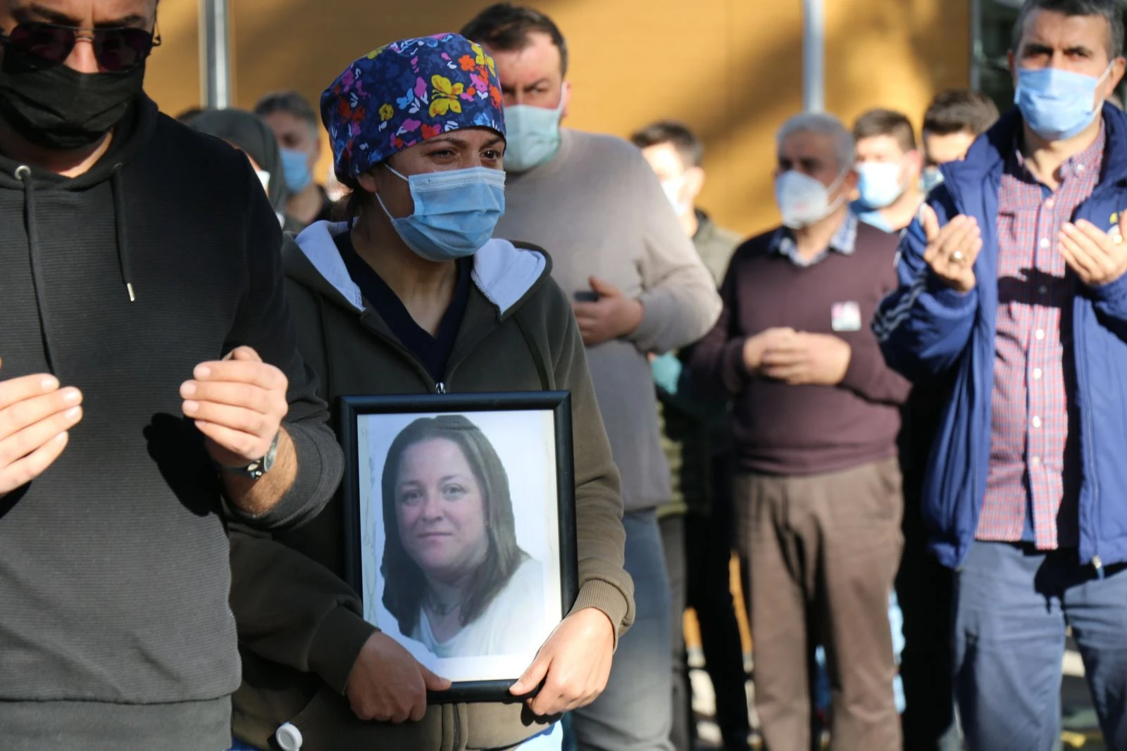 Korona virüse yenik düşen Nihal hemşire toprağa verildi