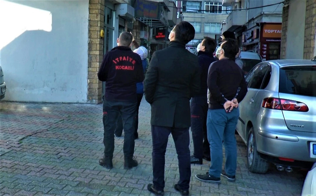 2 yaşındaki çocuk annesini balkonda mahsur bıraktı