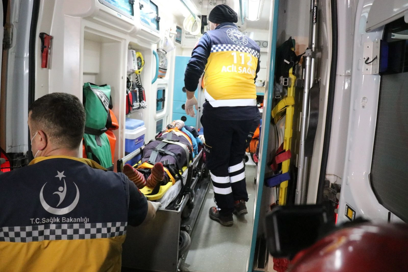 Sinir krizi geçiren kadın mahalleliyi sokağa döktü