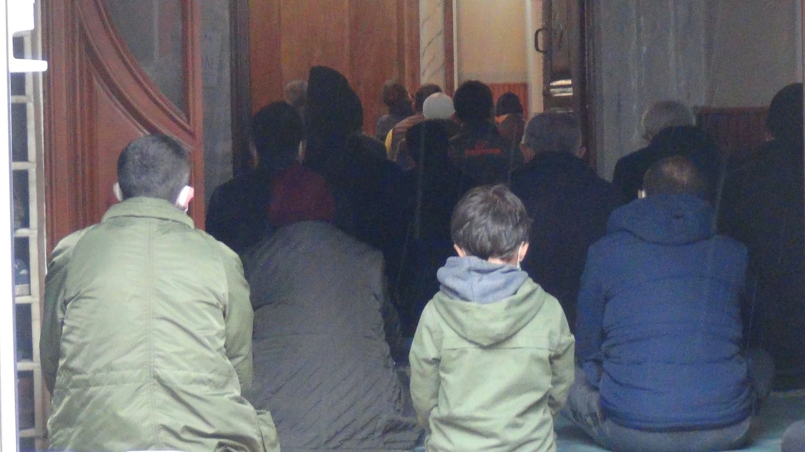 Yağan rahmet altında namazlarını kıldılar