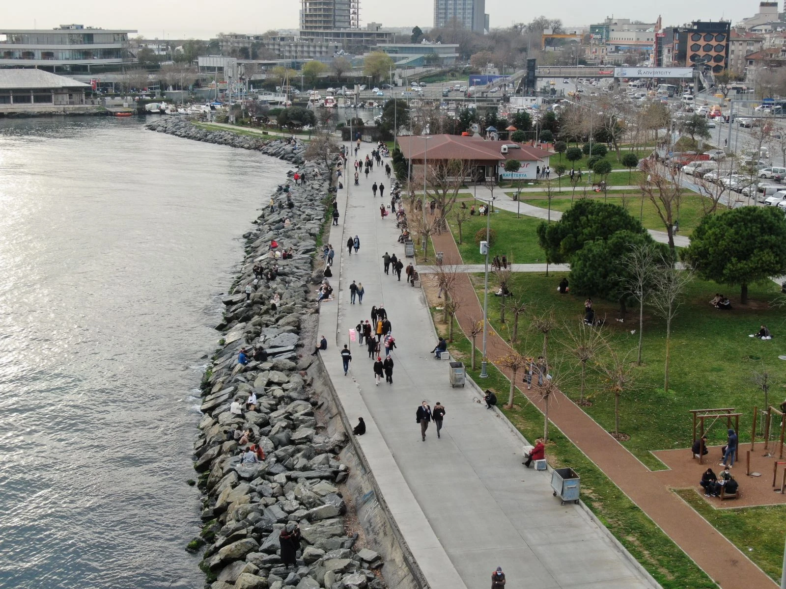 Kısıtlama bitti vatandaşlar sahile akın etti