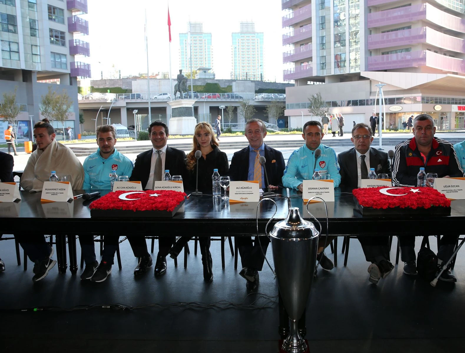 Ağaoğlu, Ampute Millilere söz verdiği dairelerini teslim etti