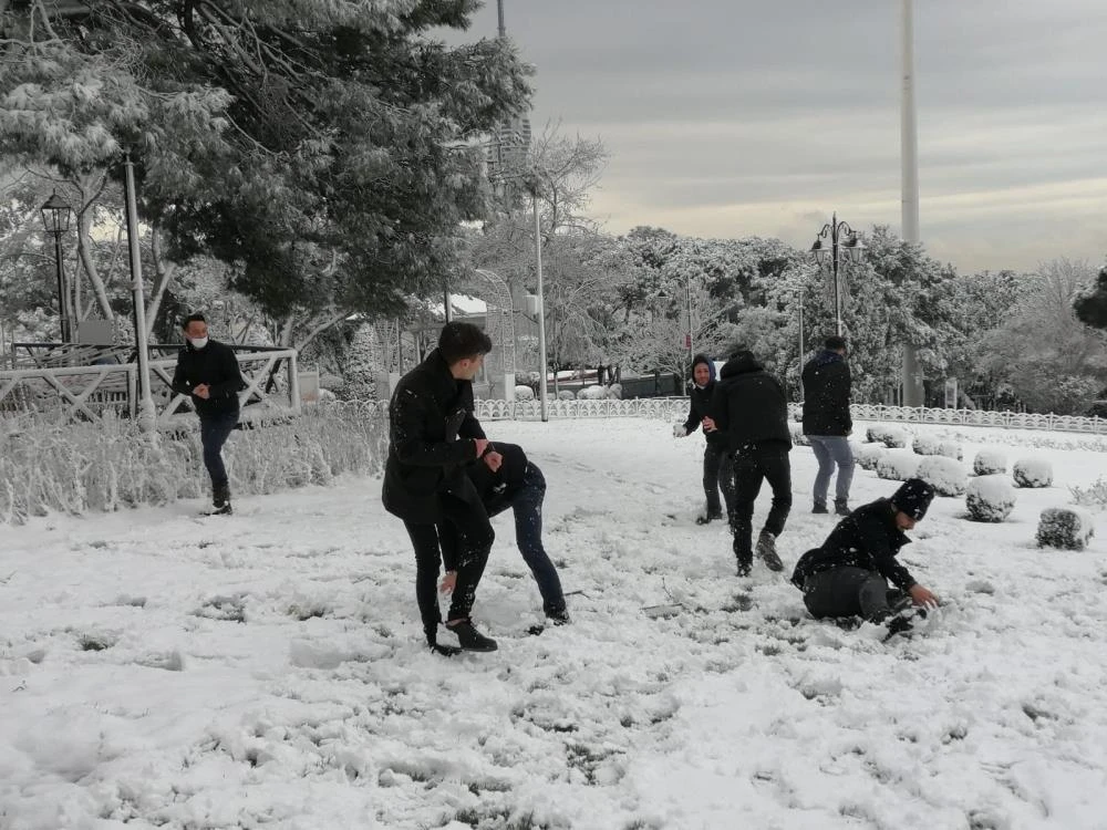 Çamlıca’da çocukların kartopu keyfi