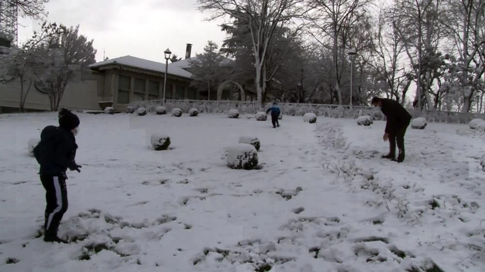 Çamlıca’da çocukların kartopu keyfi