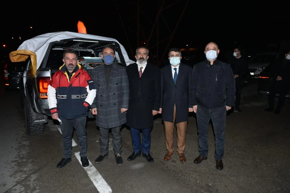 Sanatçı Yavuz Bingöl, polis ekiplerine çorba dağıttı