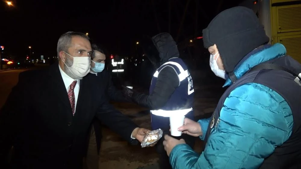 Sanatçı Yavuz Bingöl, polis ekiplerine çorba dağıttı