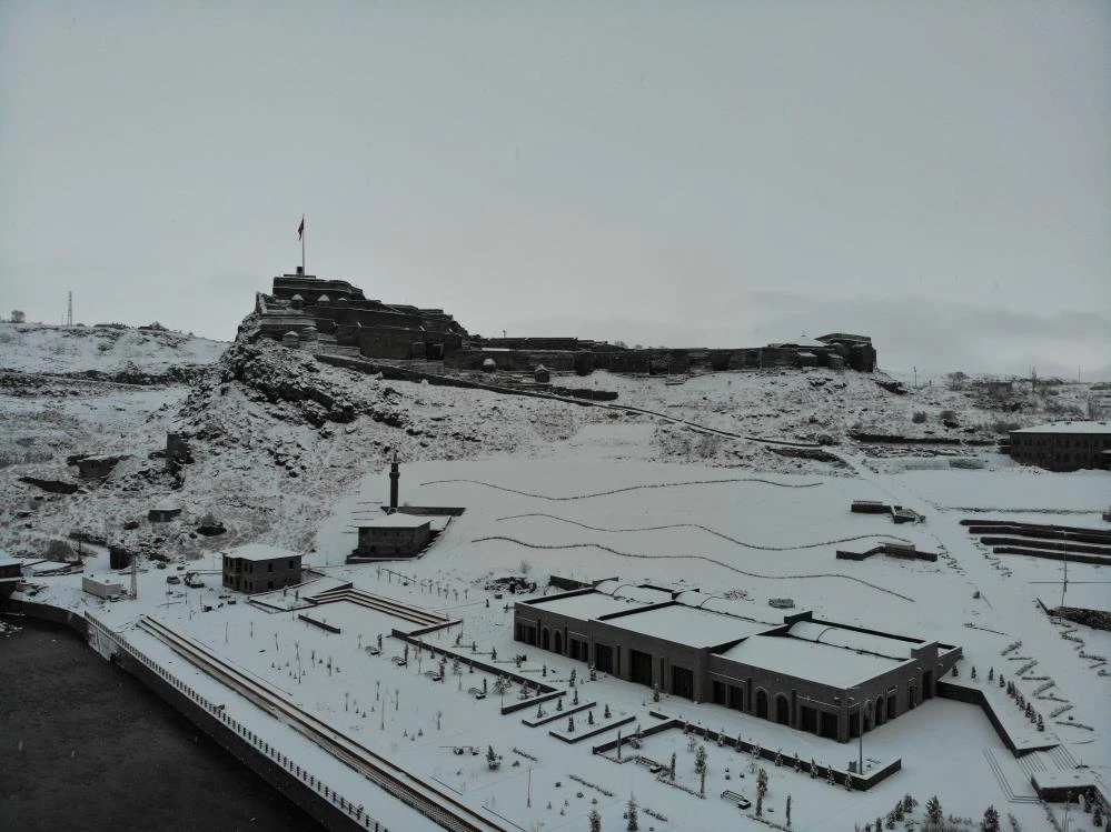 Kars beyaz gelinliğini giydi