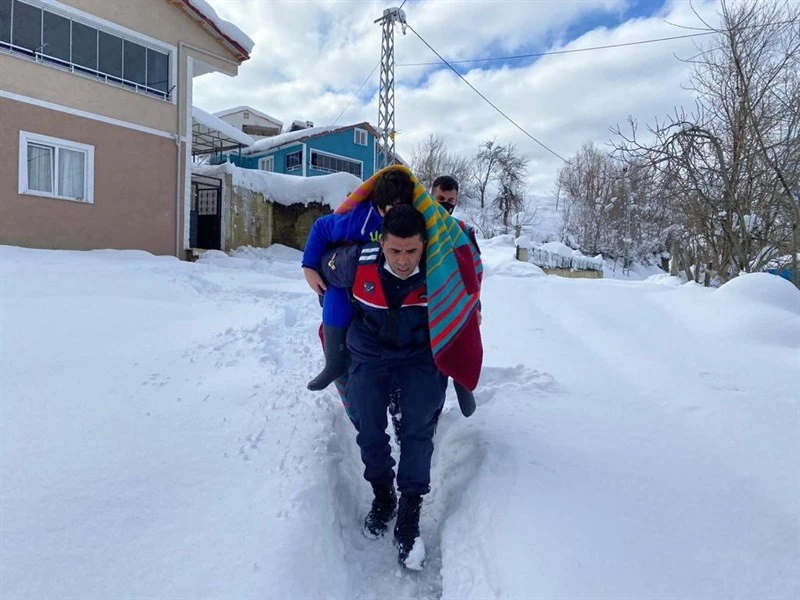 Sobadan zehirlenen vatandaşları jandarma sırtında taşıdı
