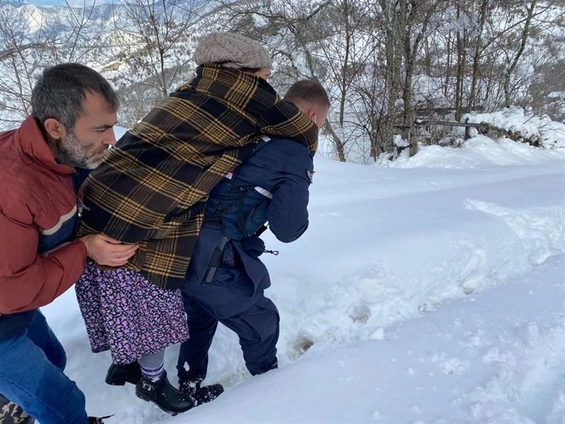 Sobadan zehirlenen vatandaşları jandarma sırtında taşıdı
