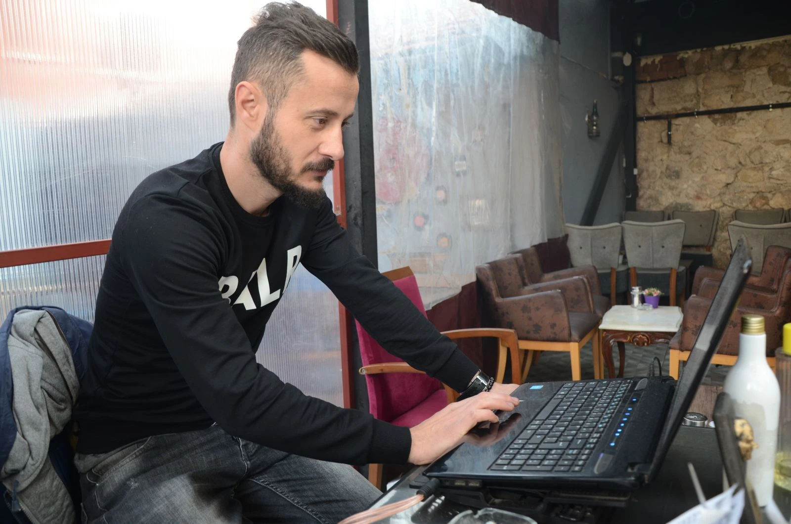 Sevgilisine kızan genç 3 yıldır telefon kullanmıyor