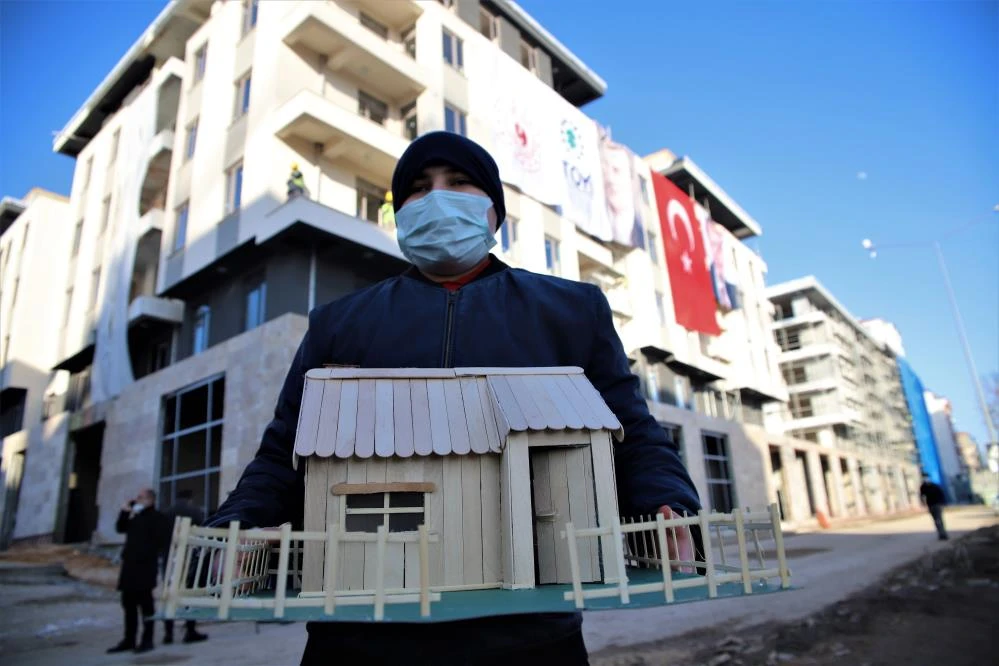 Yaptığı maket evi Bakan Kurum’a hediye etti