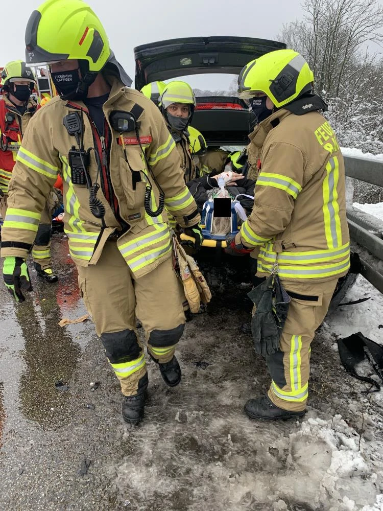 Almanya'da kar hayatı felç etti