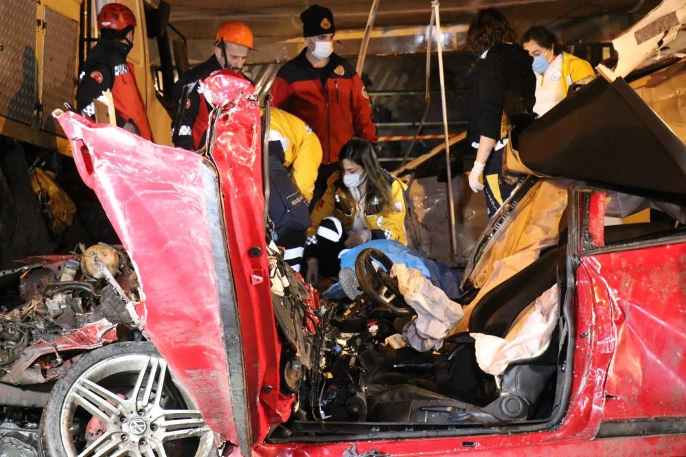 Kamyonun kağıt gibi ezdiği lüks otomobilden cansız bedeni çıktı