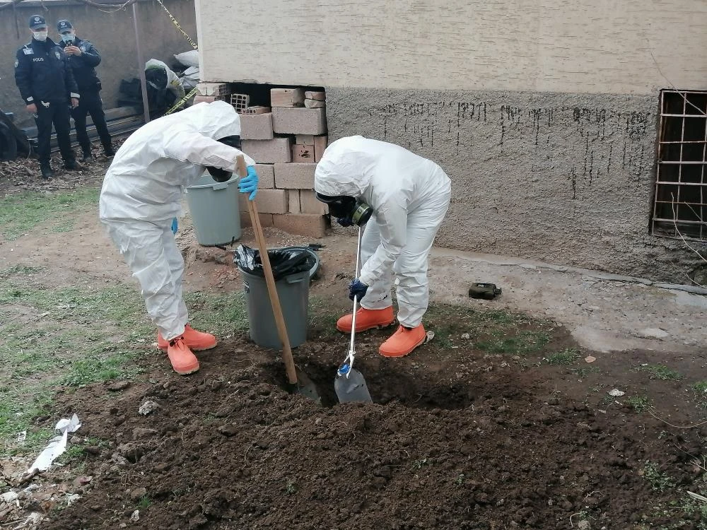 Toprak altında esrarengiz gömü paniği