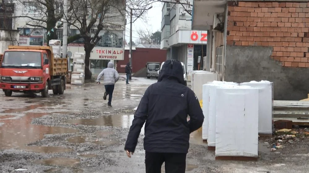 Kumar baskınında pencereden kaçarken yakalandılar