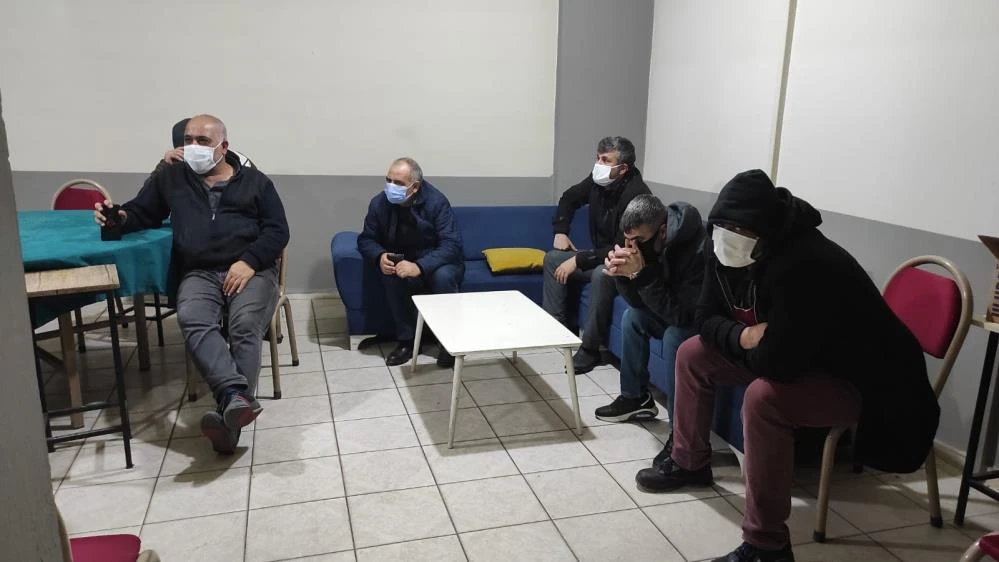 Kumar baskınında pencereden kaçarken yakalandılar