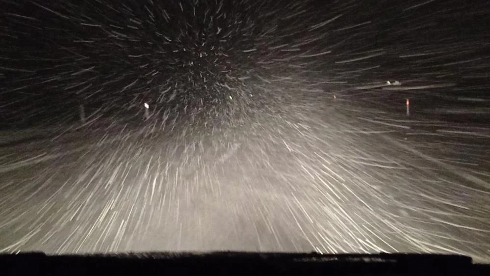 Yoğun kar yağışı ve tipi nedeniyle karayolu ulaşıma kapatıldı